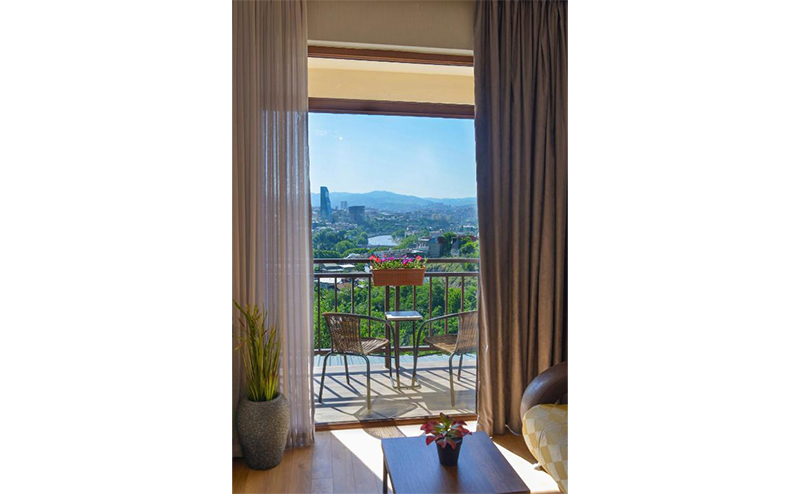 2 სტუმარზე ნომრები საუზმით თბილისის სასტუმროში